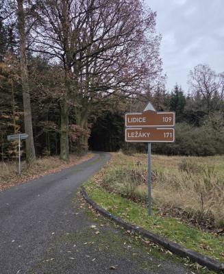 Ukazatele u Památníku Lety u Písku (foto redakce).