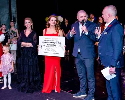 Čestmír Horký přebírá šek z benefičního koncertu a sbírky (foto Jaroslav Hauer).