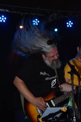 Kapela Hluchý Dovrat - Břéťa Jančík (foto Marie Hartmanová).