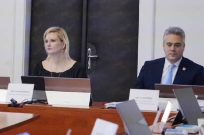 Hejtmanka Petra Pecková a radní Josef Pátek (foto archiv hejtmanky).