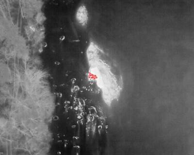 Pátrání po Tommim - díry v ledu vodní nádrže na Lipně (foto archiv Simona Šitnerová).