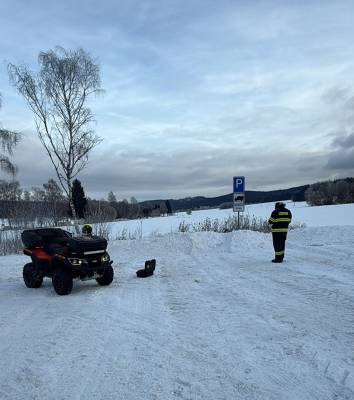 Dobrovolník s dronem pátrající po Tommim (foto archiv Alena Mikulášová).