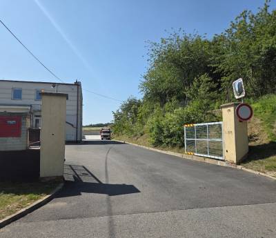 Den otevřených dveří 14.06.2025 u HZS a JSDH Jílové u Prahy - vjezd do areálu (foto redakce).