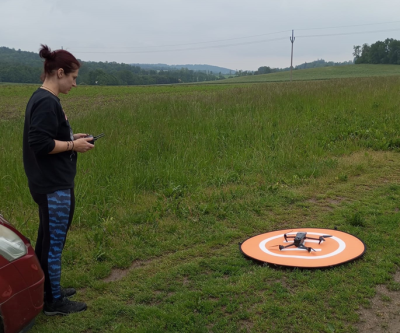 Simona s dronem při záchraně srnčat (foto archiv Simona Šitnerová).