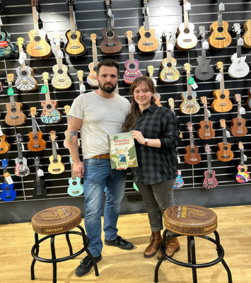 Jakub Šlosr se svojí knihou a prodavačkou v prodejně KYTARY.CZ (foto archiv Jakuba).