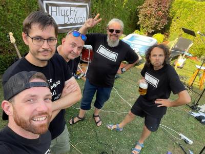 KAPELA HLUCHÝ DOVRAT (archiv kapely).