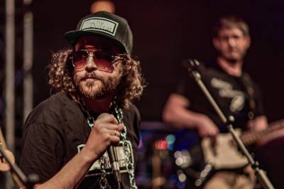 KAPELA HLUCHÝ DOVRAT (archiv kapely).