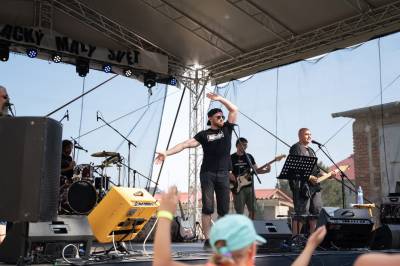 KAPELA HLUCHÝ DOVRAT (archiv kapely).