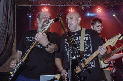 KAPELA HLUCHÝ DOVRAT (archiv kapely).