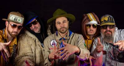 KAPELA HLUCHÝ DOVRAT (archiv kapely).