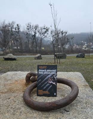 Kniha České zbraně pro Ukrajinu (foto redakce).