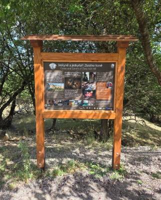 Okolí u Koněpruských jeskyň (foto redakce).