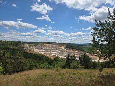 Lom u Koněpruských jeskyň (foto redakce).