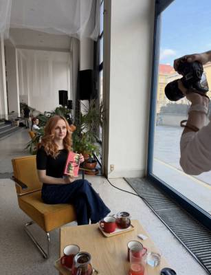 Lucie Strachová se svou novou knihou Zmanipulovaná (foto Kristýna Hadačová).