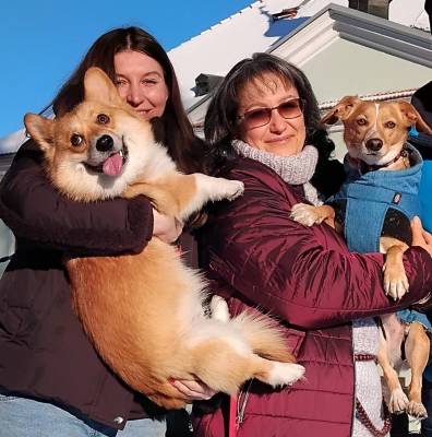 Majitelka Tommiho paní Olja a dobrovolnice paní Alena po nalezení Tommiho (foto archiv majitelky psa).