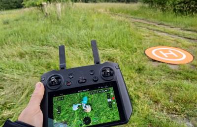 Simona navádí myslivce k srnčeti nalezenému dronem (foto archiv Simona Šitnerová).