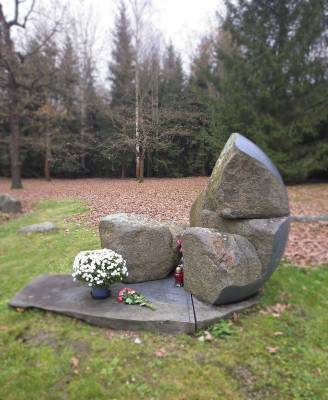 Pomník u Památníku Lety u Písku (foto redakce).
