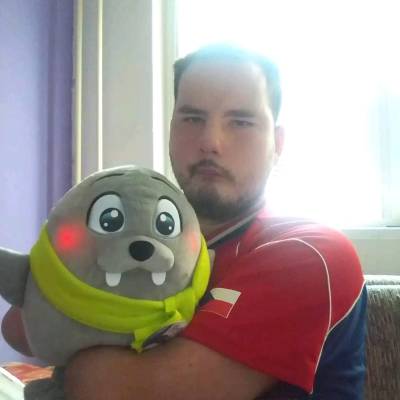 Ondřej Peluňka s plyšákem, kterého dostal v pořadu Prostřeno (foto archiv Ondřeje Peluňky).