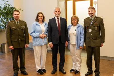 Tým Oddělení hematologie a krevní transfuze ÚVN s prezidentem republiky Petrem Pavlem (foto archiv ÚVN).