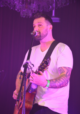 Jakub Šlosr hra na kytaru :) (foto archiv Jakuba).