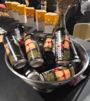 VIP pivní speciál RUDÁ TANGA vojínky Horákové (foto redakce).