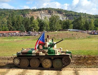 Ukázky na 21. Tankovém dni v Lešanech (foto redakce).