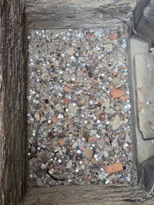 Hrad Točník červenec 2025 - mince pro štěstí od návštěvníků (foto redakce).