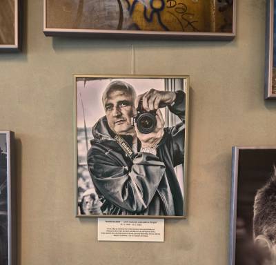 Výstava fotografií Tomáše Grubnera v koněpruské kavárně (foto redakce).