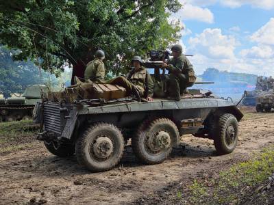 Ukázky na 21. Tankovém dni v Lešanech - průzkumné vozidlo M8 Greyhound (foto redakce).