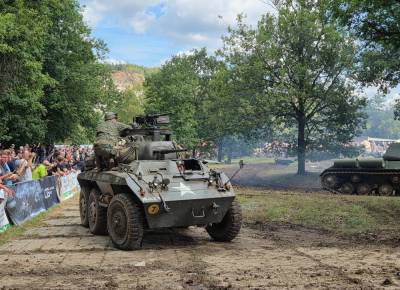 Ukázky na 21. Tankovém dni v Lešanech (foto redakce).