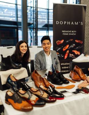 Víťa s manželkou Dajou na veletrhu s obuví (archiv Viet Do Pham).