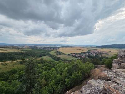 Hrad Točník červenec 2025 - výhled do okolí (foto redakce).
