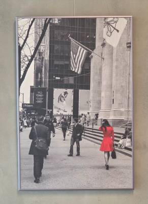 Výstava fotografií Tomáše Grubnera v koněpruské kavárně (foto redakce).