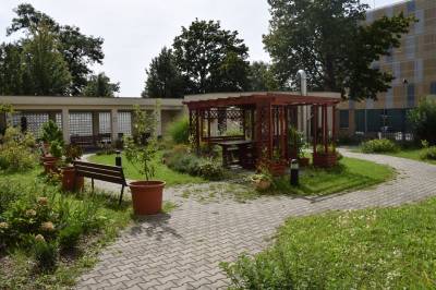 Zahrada k odpočinku a relaxaci pro pacienty Psychiatrického oddělení ÚVN (foto tisková mluvčí ÚVN Adéla Davidová).