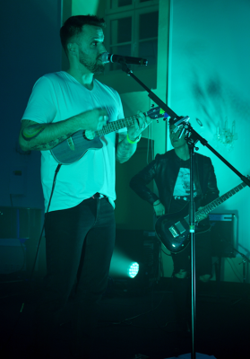 Jakub Šlosr hra na ukulele :) (foto archiv Jakub).