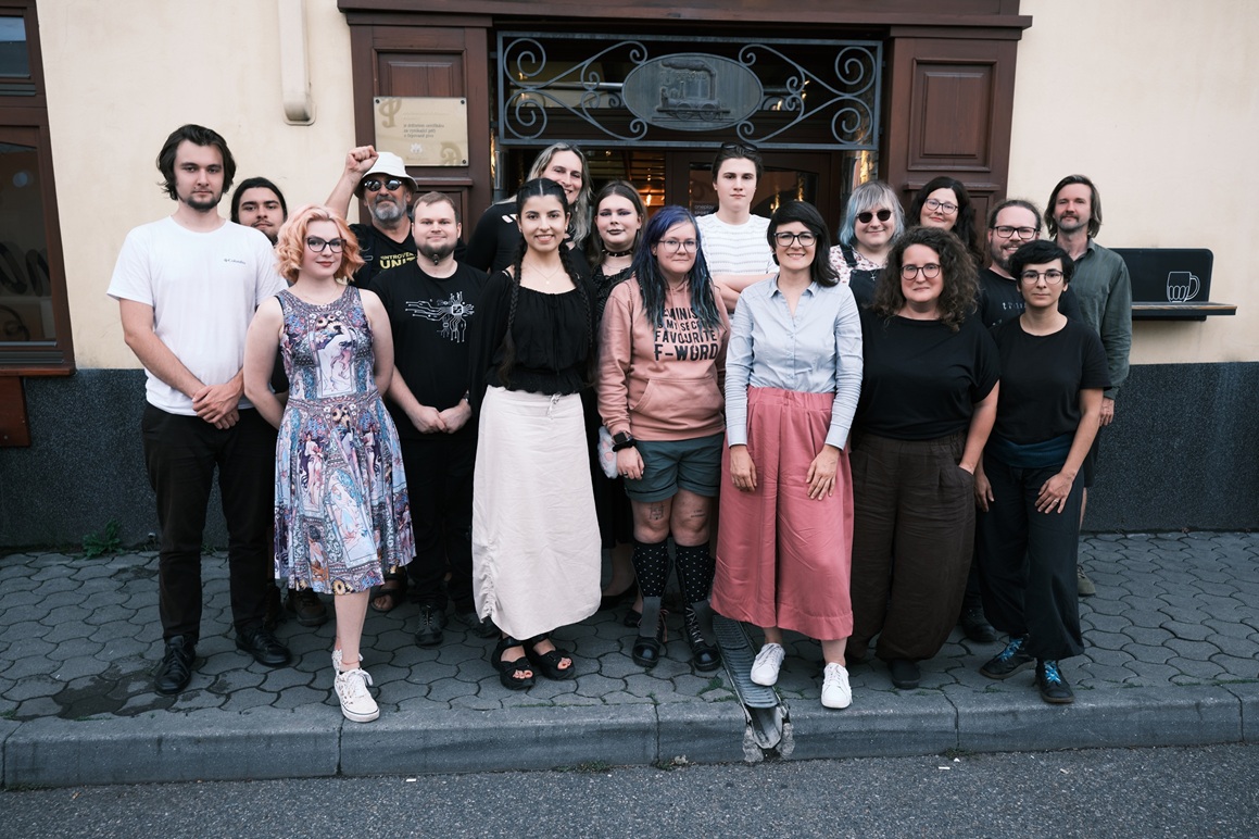 ČLENOVÉ A PŘÍZNIVCI HNUTÍ KRUH (foto Vojtěch Tatra).