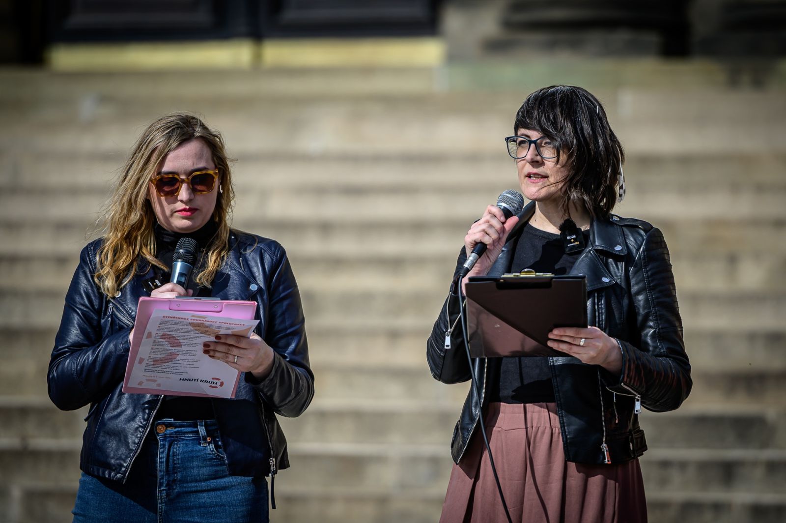 MARTA MARTINOVÁ A KLÁRA KADÁR NA DEMONSTRACI PROTI FAŠISMU (foto archiv hnutí).
